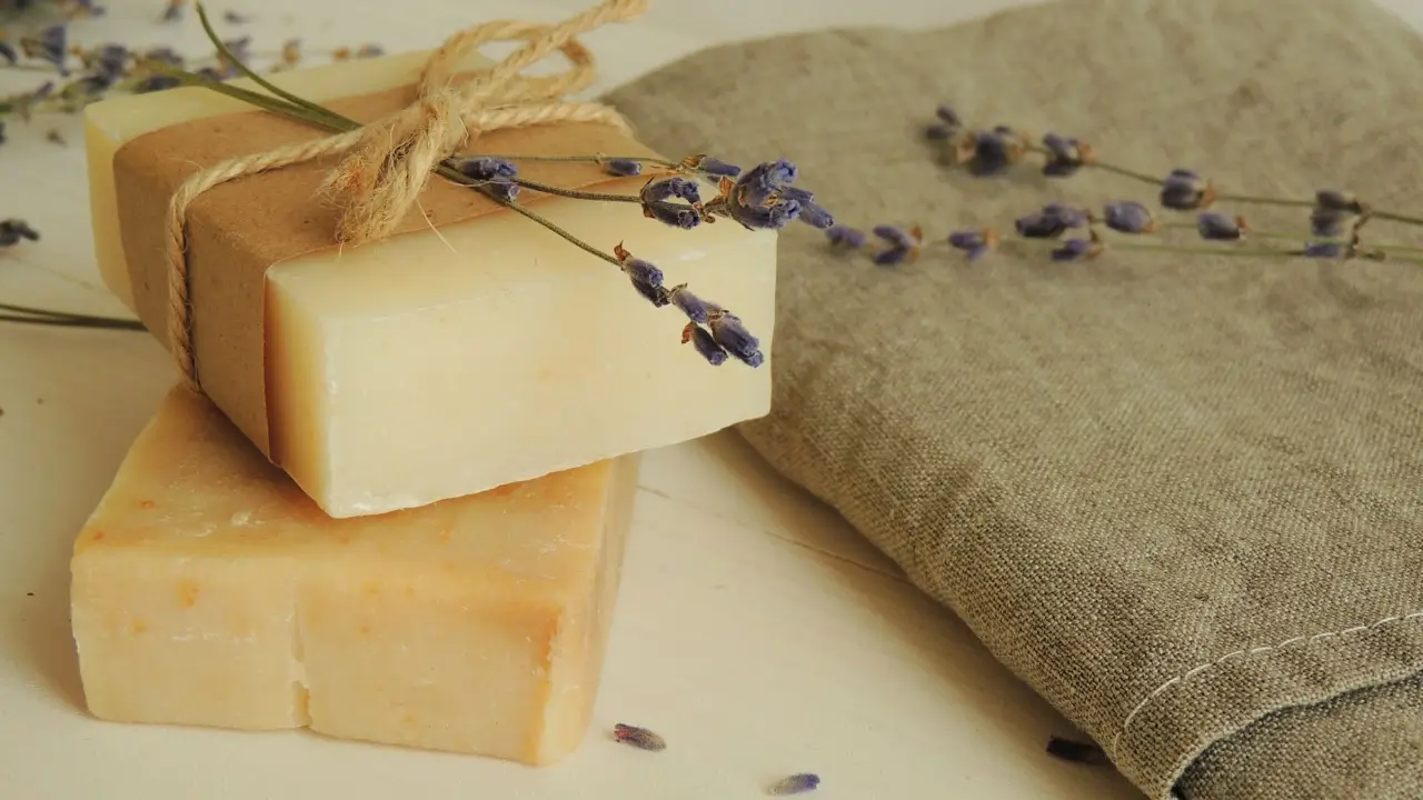 Sapone naturale fai da te: come si prepara il tradizionale sapone di Marsiglia e perché può essere utile in casa