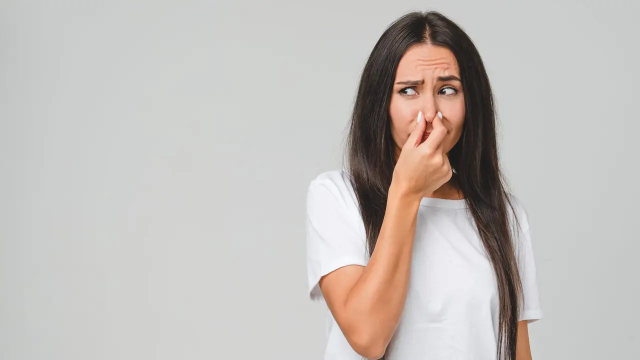 Perché a volte sentiamo odori che non esistono davvero: spiegazione facile per tutti