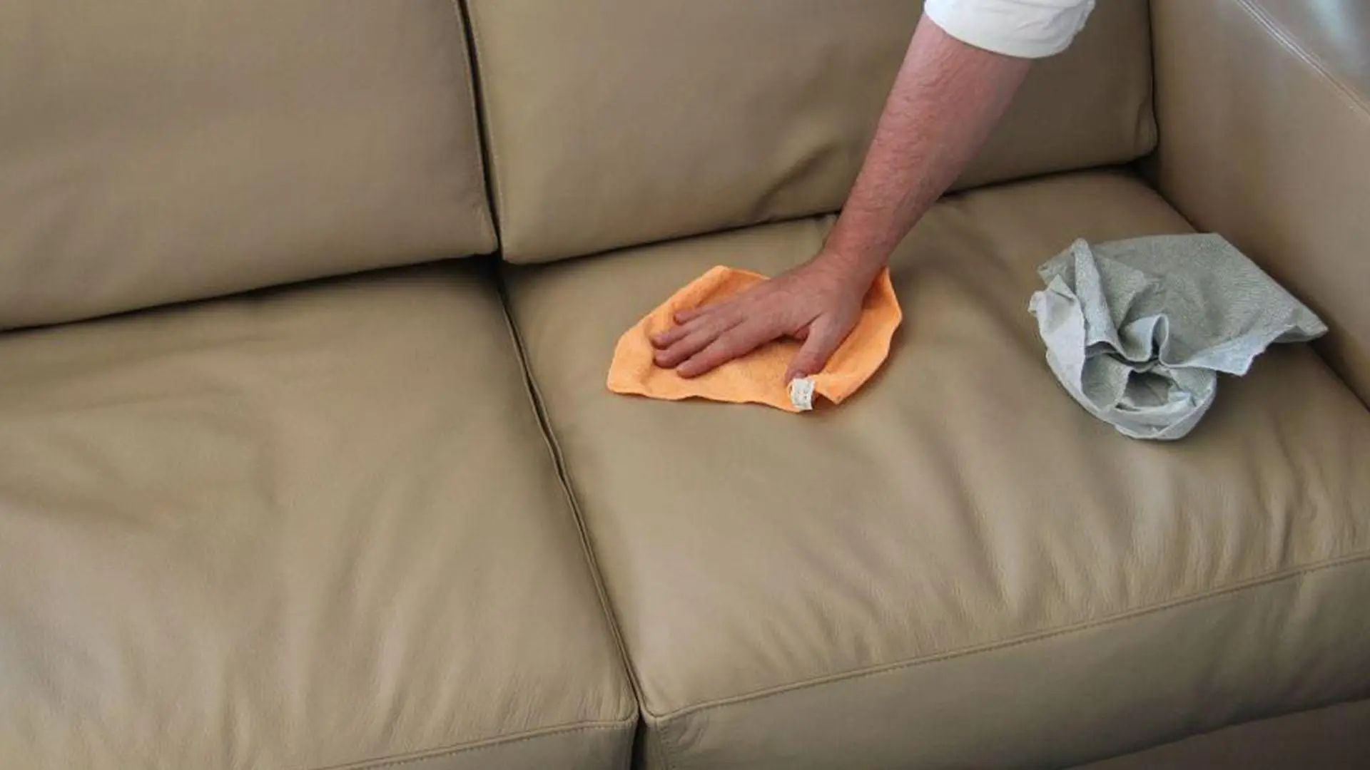 Il latte detergente può pulire davvero il divano in pelle: la risposta sorprende tutti