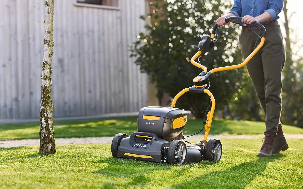 Attenzione: il modo in cui ti vesti per tagliare l’erba può rovinare i tuoi vestiti e la tua pelle