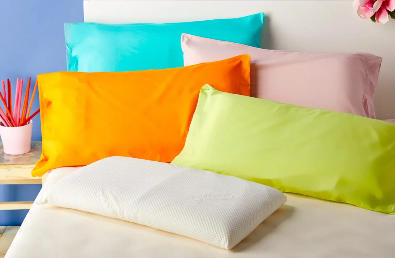 Il trucco per lavare i cuscini senza lavatrice: rimedierai in 10 minuti