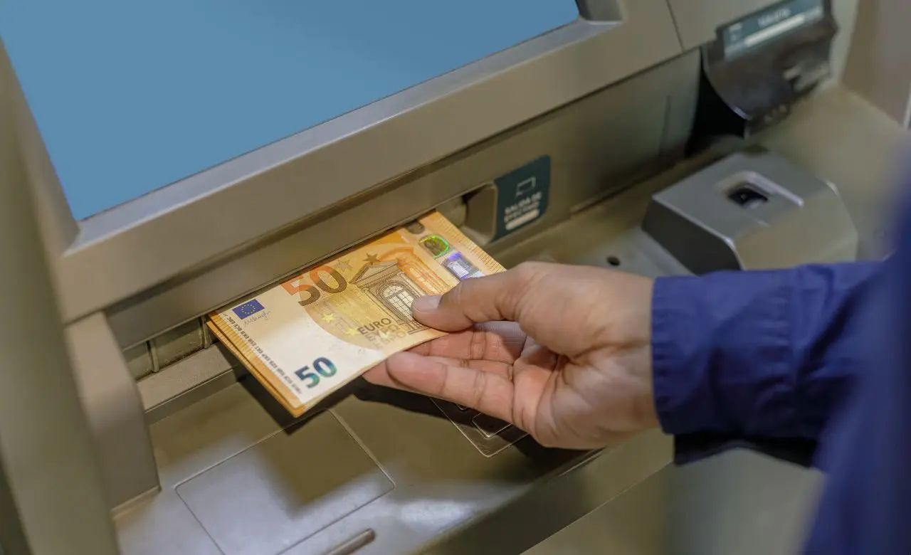 Limiti ai versamenti in contanti sul libretto postale: l’importo massimo consentito dalla legge