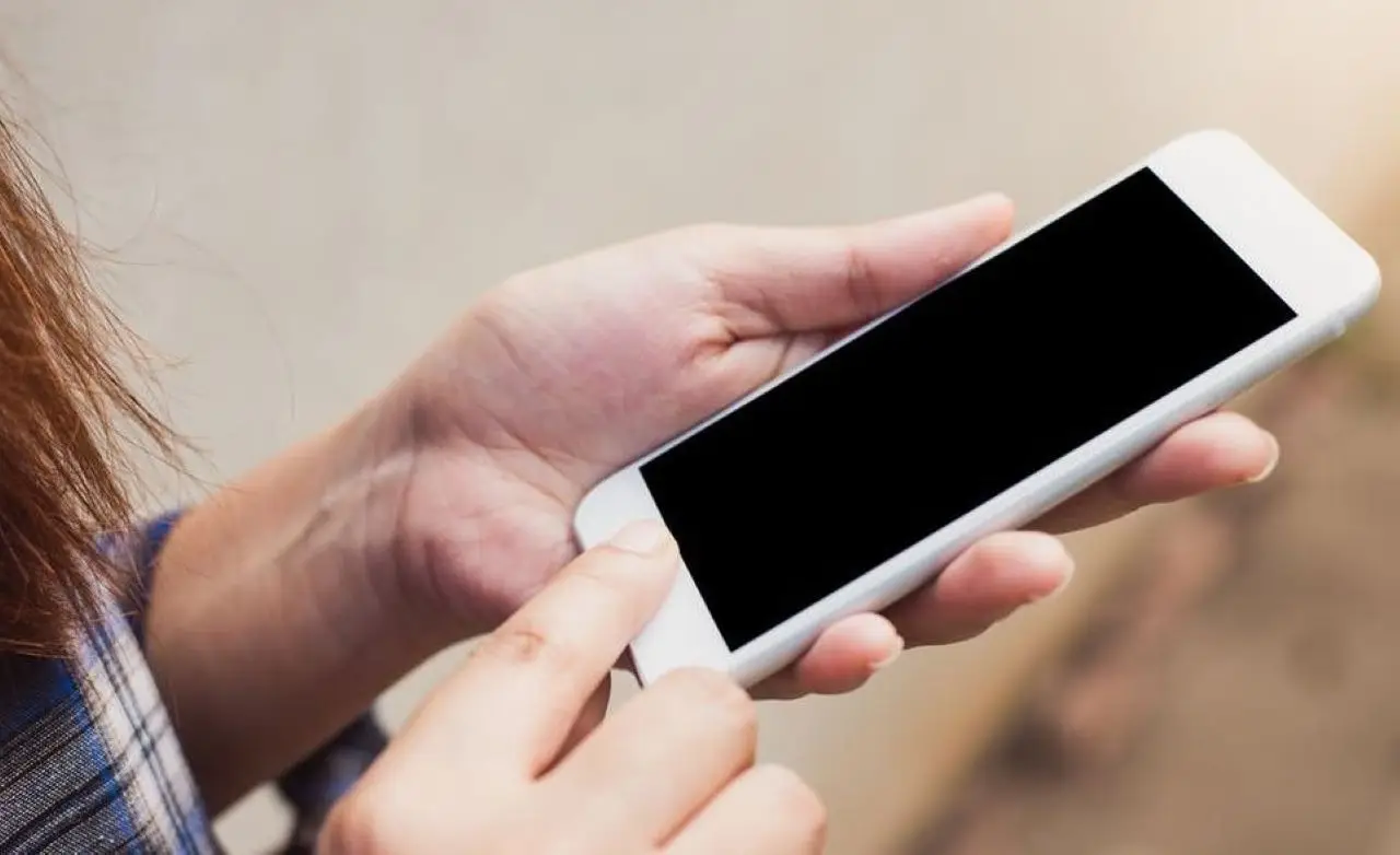 Sospetti che il tuo telefono sia spiato? Ecco i codici segreti per scoprirlo subito