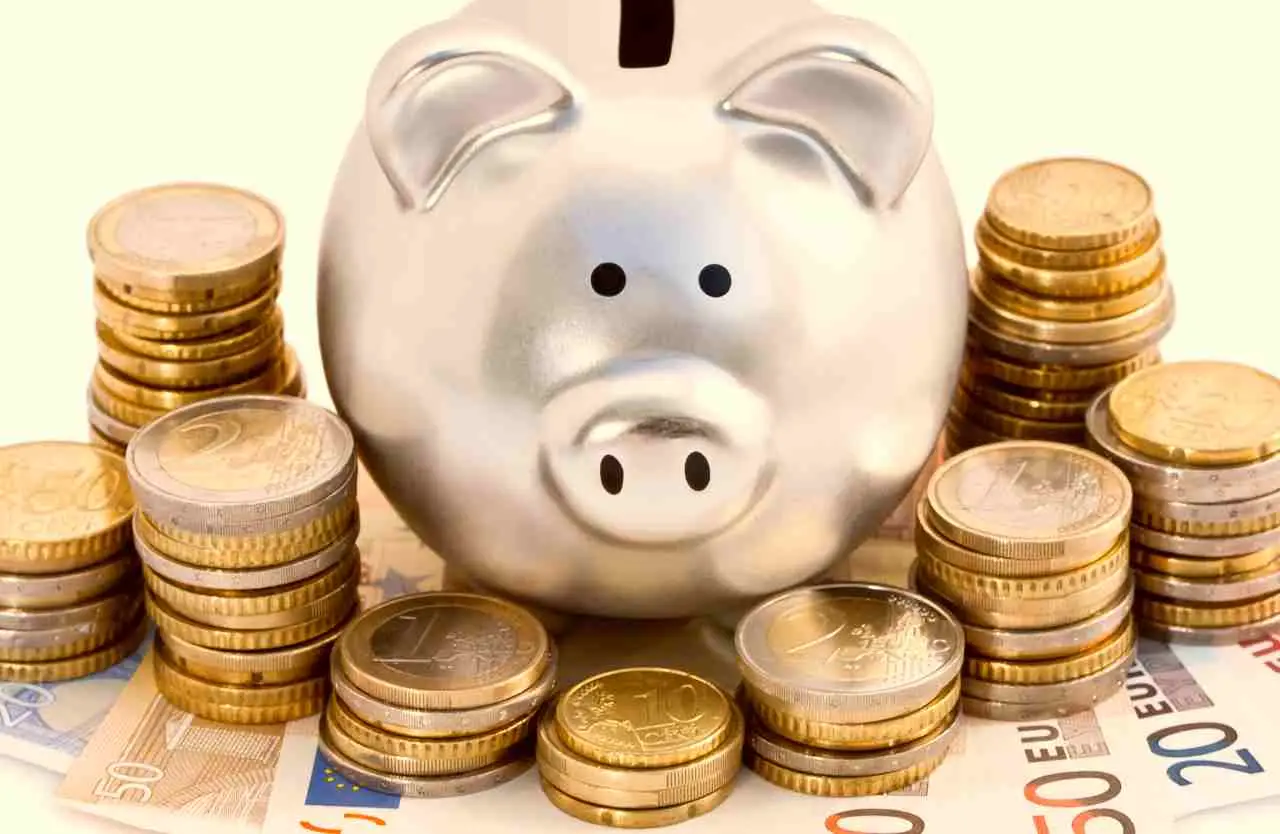 L’errore che fanno tutti quando mettono da parte 100 euro al mese: ecco dove investirli