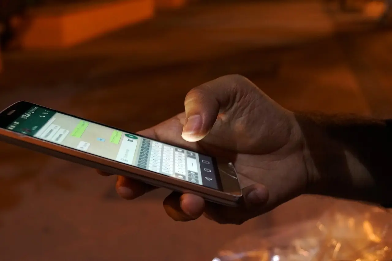 Se senti questo rumore di fondo durante una chiamata potresti essere spiato